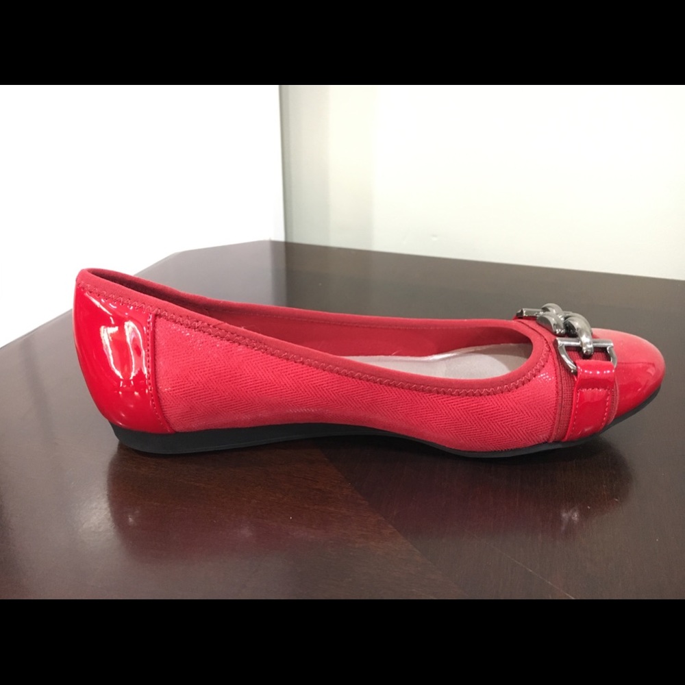 Anne Klein red flats
